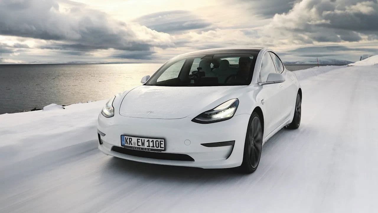 Tesla Model 3 vs. Diesel-SUV vs. Nordkap im Winter!
