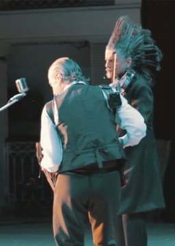 Por Entre As Frestas