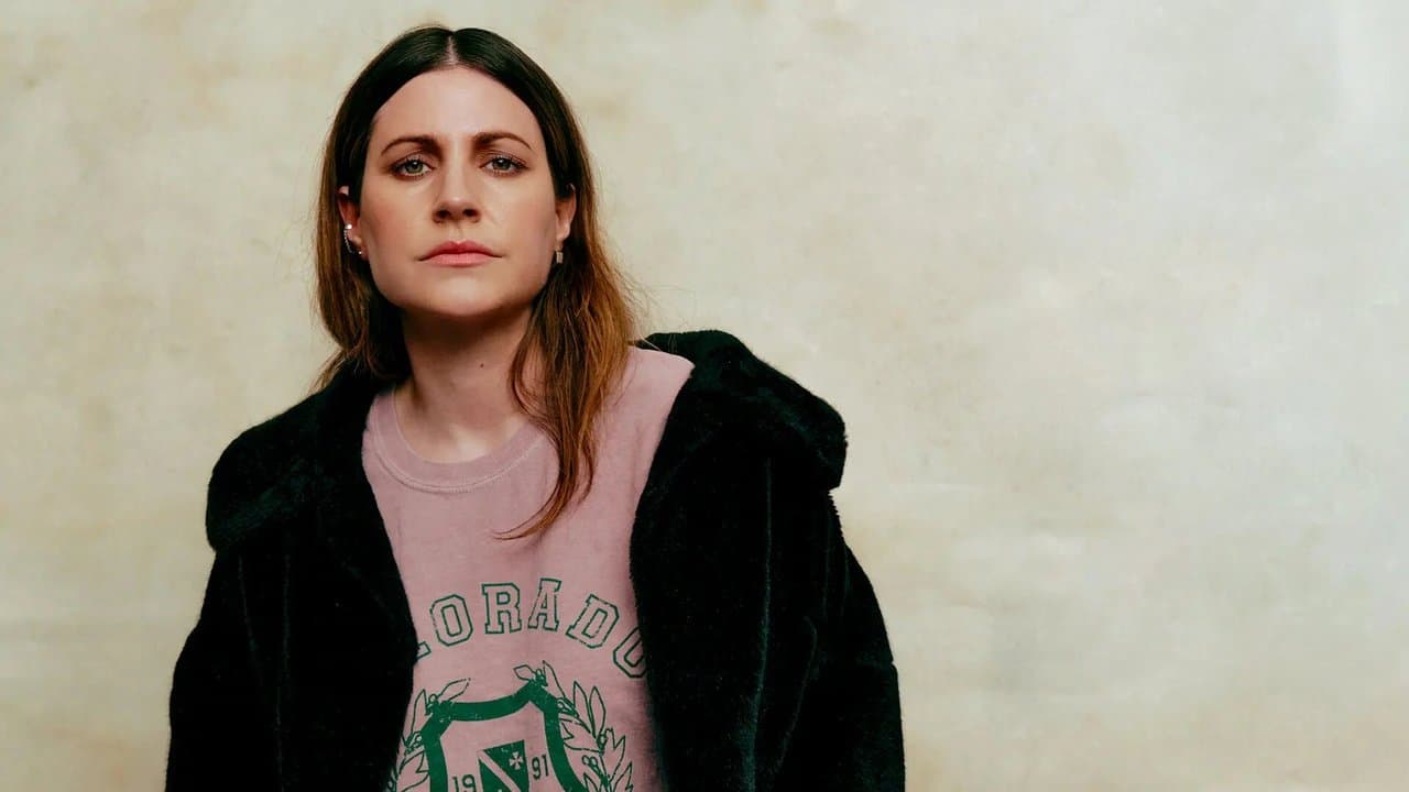 Nour El Refai säger skämt i ca 75 minuter