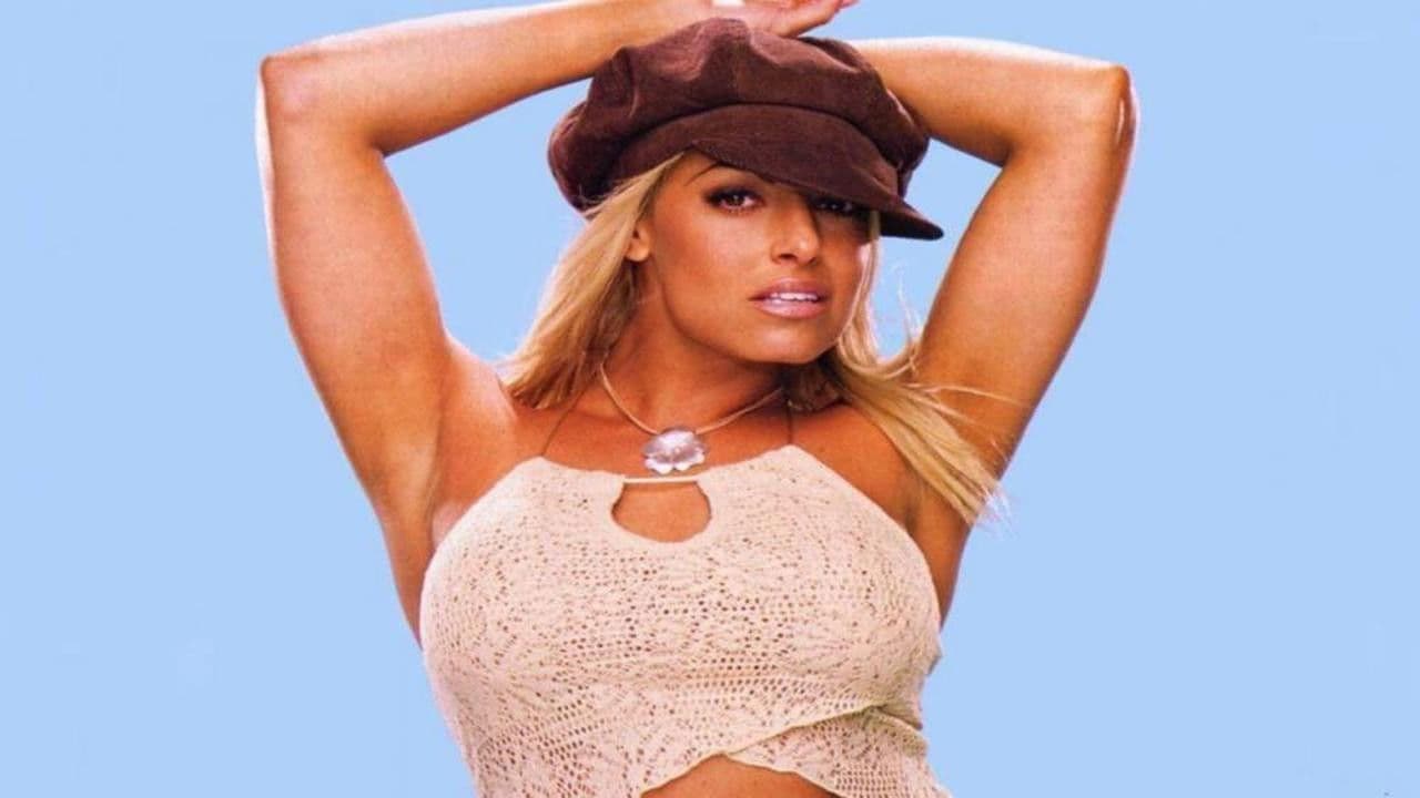 Trish Stratus: 100% Stratusfaction
