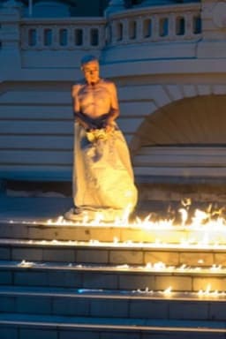 Desnudo bajando la escalera