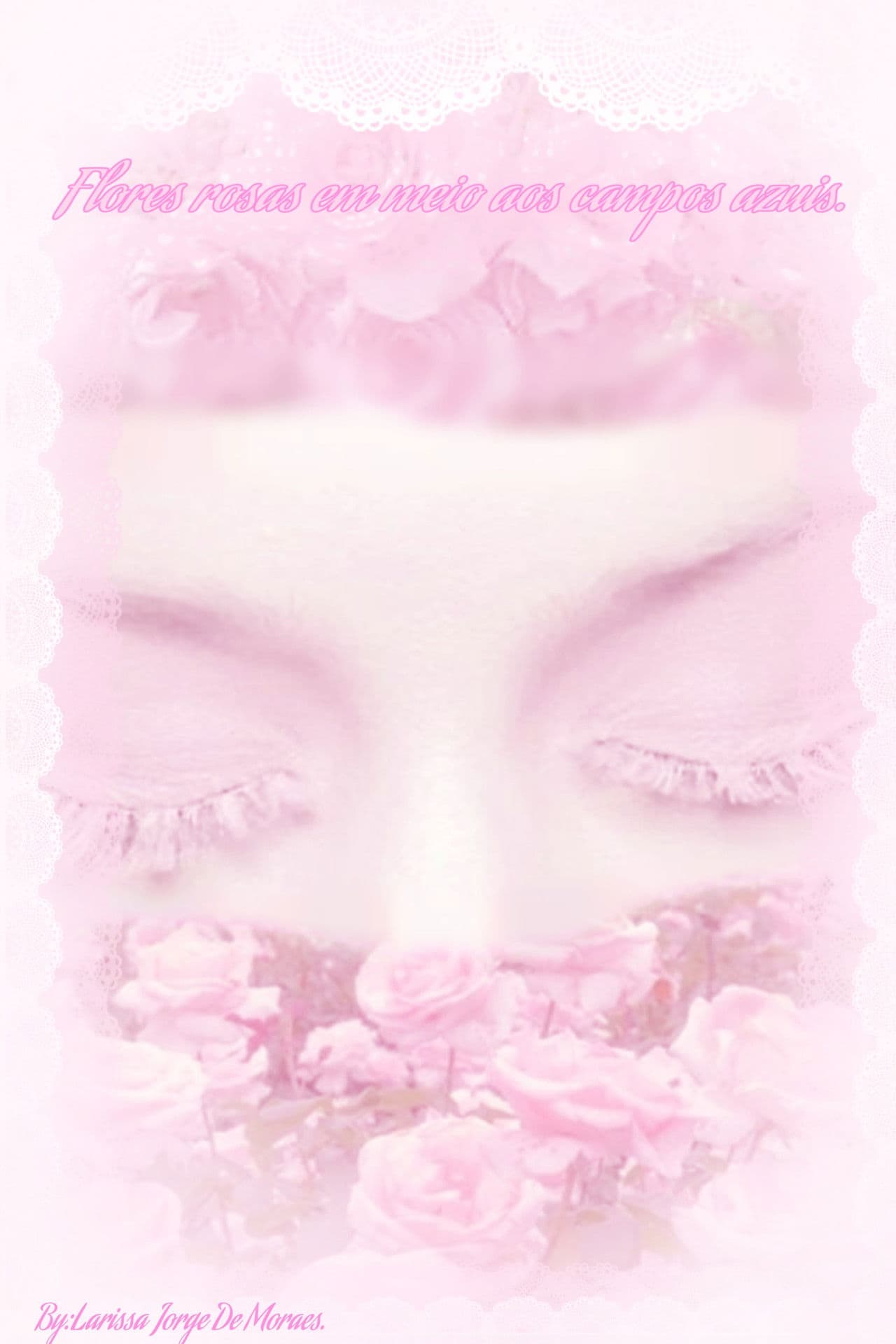 Flores rosas em meio aos campos azuis.